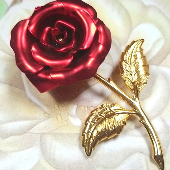 Vintage Red Rose Satin Finish Goldtone Brooch Pin - Picture 5 of 13